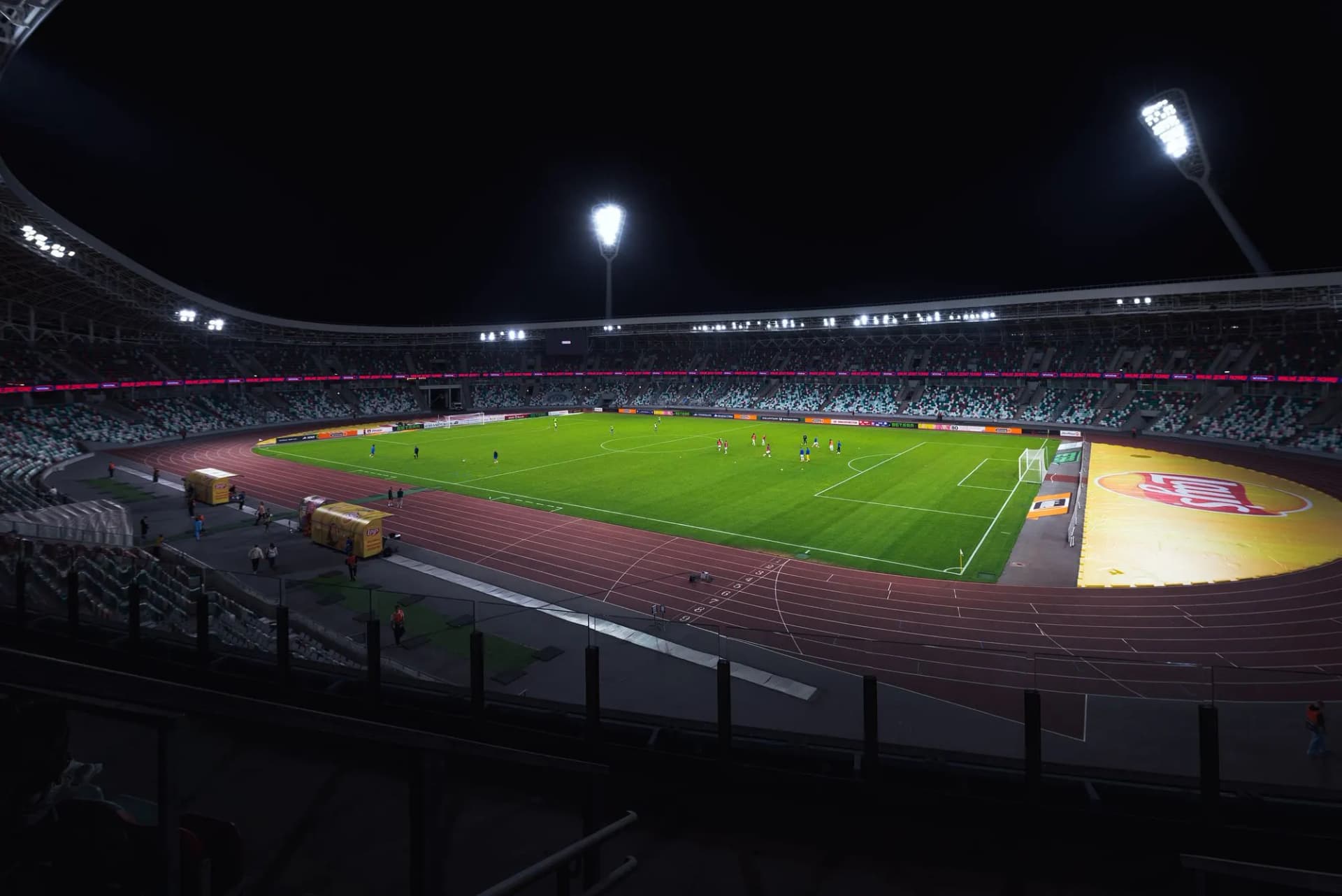 Stade de football illuminé par les projecteurs, de nuit